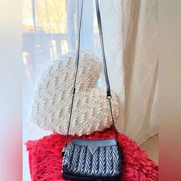 V Crossbody bag - Picture 12 of 13